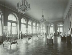 Dresden: Zwinger, Innenansicht, Pavillon E mit Neuaufstellung der Porzellansammlung (Eröffnung am 23.9.1962), Saal der Meißner Tierplastik, Kändler-Figuren, mit Barocktheaterkulissen als Hintergrund