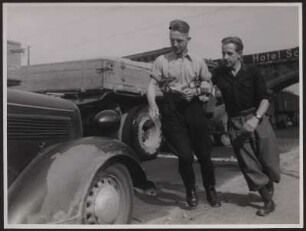 Zwei Männer vor einem LKW