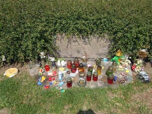 Gedenkstätte Lidice - Kinderspielzeug für die Opfer : Am Denkmal für die 1942 von den Deutschen ermordeten Kinder von Lidice legen Kinder heute Spielsachen nieder. Aufgenommen in der tschechischen Gedenkstätte Lidice am 28. Juli 2011