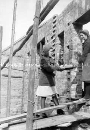Arbeitsmaiden des Reichsarbeitsdienstes leisten Kriegshilfsdienst bei Bauarbeiten