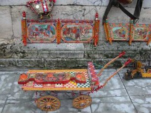 Palermo, Flohmarkt im Hafenviertel, typisch sizilianische Bemalung auf Miniaturwagen