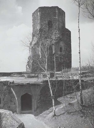 Burg Stolpen : Burg Stolpen. Schloss. Siebenspitzenturm, unten Kapellenruine