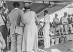 Bordspiele : Passagiere bei Spielen auf Deck des Dampfschiffes Usambara