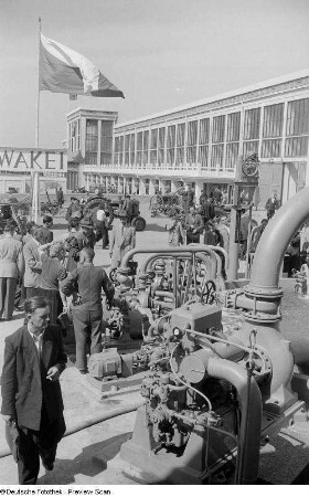 Messebesucher an Ausstellungsobjekten auf dem Gelände der Technischen Messe