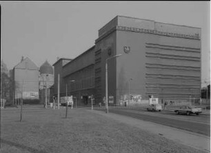 Dresden-Friedrichstadt, Weißeritzstraße 5. Kühlhaus (1909-1912). Blick über die Kreuzung Friedrichrich-/Weißeritzstraße, im Hintergrund die ehemalige Zigarettenfabrik "Yenidze"