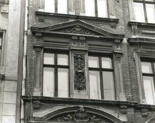 Görlitz, Landeskronstraße 17. Wohnhaus mit Laden (um 1898). Obergeschossfensterpaar