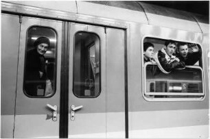 Die Fotografin Evelyn Richter, aus dem Zug schauend. Dresden-Neustadt, Bahnhof Dresden-Neustadt