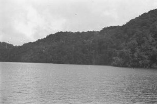 Kratersee westlich von Brastagi : Seelandschaft mit Bergufer