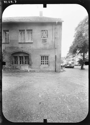 Bad Tennstedt, Markt 1. Rathaus (1598, Erweiterung 1806, Umbau 1925). Rückseite mit Wappen vom Wenigentennstedter Tor