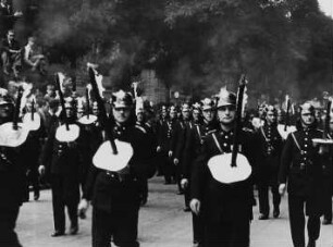 Szene aus dem Dokumentarfilm "Festzug der Dresdner Feuerwehr" anläßlich der Ausstellung "Der Rote Hahn