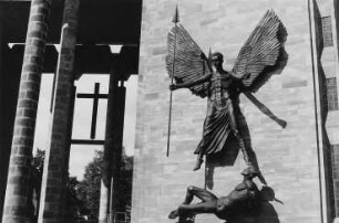 Neue Kathedrale. Bronzegruppe "Triumph des Erzengels Michael über den Satan"