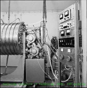 Seitenansicht der Ultra-Hochvakuum-Aufdampfanlage mit Messapparatur am Institut für Experimentelle Kernphysik (IEKP)