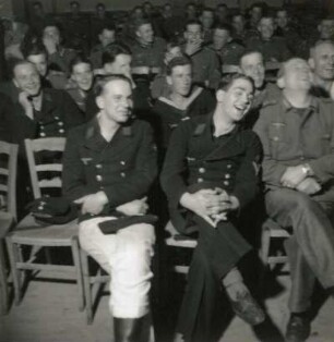 Armeeangehörige als Publikum des Puppenspielers Carl Schröder