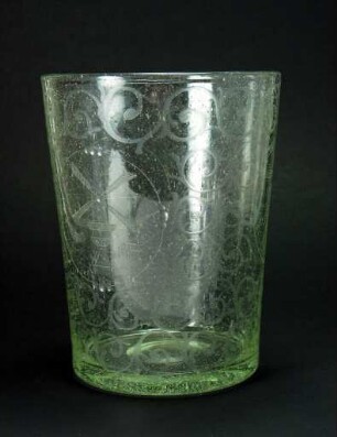 Becher mit geschnittenen Küstenmotiven (verm. Fälschung)