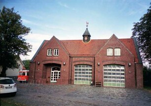 Freiwillige Feuerwehr: Feuerwehrhaus im Stadtteil Ahrensfelde: Frontseite mit Garagentoren