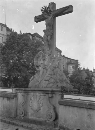 Kruzifix und trauernde Maria Magdalena