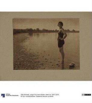 Junge Frau beim Baden