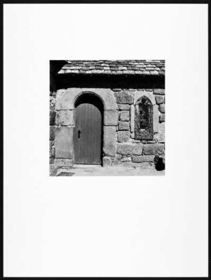 Bretagne. St. Guirec. Seitenportal der Kirche