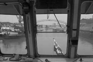 Duisburg: Hafenrundfahrt, aus dem Kommandostand des Schiffes