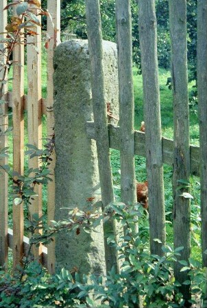 Natursteinpfeiler als Zaunsäule