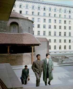 Zwei Passanten im Stadtzentrum Sofias vor der Georgs-Rotunde