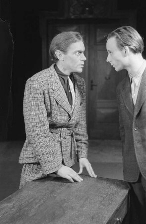 Szenenbilder aus dem Stück "Kamerad Mimi" von Julius Hay im Theater am Schiffbauerdamm Berlin : Szenenbild