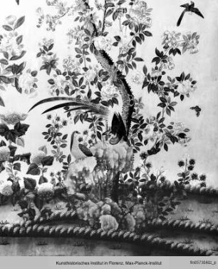 Textile Wandbespannung mit blühenden Sträuchern und Vögeln