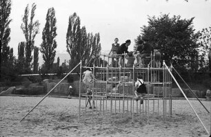 Sofia: Kinderspielplatz, Kletterstangen [Klettergerüst]