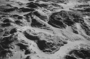 Wüstenlandschaft : Blick auf Talfurchen, die durch Wüstensand gefüllt wurden