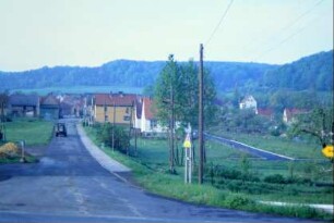 Ortseingang, von der B 7 her kommend, Straße und erste Häuser