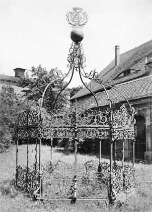 Zittau, Brunnen "Grüner Born" (vor dem Stadtmuseum), kunstvolles schmiedeeisernes Gitterwerk