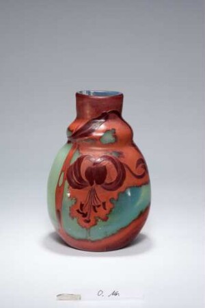 Vase mit Türkenbundlilie