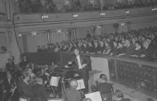 Festveranstaltung zur Eröffnung des Monats der deutsch-polnischen Freundschaft in der Komischen Oper Berlin : Auftritt eines Sinfonieorchesters