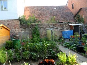 Stadtbefestigung-Stadtmauer im Westen nahe St Wolfgang- Ansicht über Feldseite mit ehemaligem Stadtgraben als Gartengelände (Wehrgang der Stadtmauer abgetragen) in Übersicht