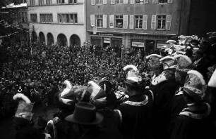 Freiburg: Balkon des Rathauses, Elferrat auf dem Balkon mit Oberbürgermeister