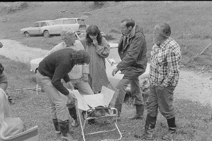 Čičmany. Akt-Pleinair 1980. Günter Rössler, Eva Mahn, Peter Söllner und Roger Rössing während einer Besprechung mit anderen Teilnehmern