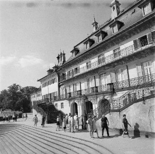 Dresden-Pillnitz. Schloß (1720-1725, M. D. Pöppelmann; 1788-1791, J. D. Schade). Wasserpalais, Elbseite mit Freitreppe