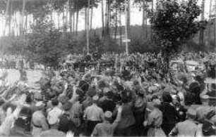 Adolf Hitler bei der Abfahrt vom Reichsparteitag