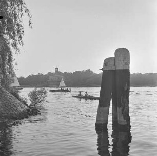 Segelboote und Ruderboot auf der Havel, im Hintergrund die Heilandskirche von Potsdam-Sacrow