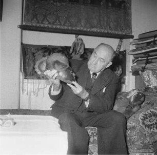 Der Maler Prof. Ernst Vollbehr (1876-1960) in seinem Atelier?