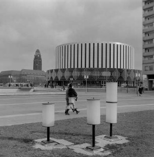 Dresden. Blick auf das Rundkino, im Hintergrund das Rathaus