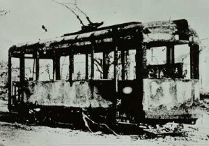 Hiroshima. Ausgebrannte Straßenbahn, ca. 900 m vom Hypozentrum entfernt
