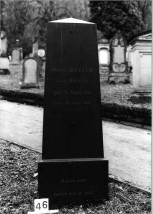Grabstein 46 (Index: 100092786) Material: Granit Zustand: gut Maße HxBxT: 153x55x27 cm Beschreibung: aufgesockelter Obelisk, Schriftfelder auf Sockel/Obelisk: Grabstein 46