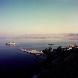Nauplia. Blick vom Akro-Nauplia über den Argolischen Golf auf die Insel Burtsi