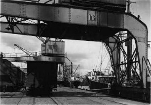 Bremen. Freihafen II. Frachtschiffe liegen am Kai. Im Vordergrund Portalkräne