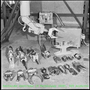 Manipulator SM5-B mit Zubehör an einem Versuchsgestell in der Abteilung Reaktorbetrieb und Technik (RB)
