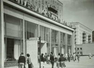 Berlin, Karl-Marx-Allee, Milchbar in der Nähe des Kino "International"