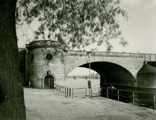 Wiederaufbau zerstörter Brücken über den Main in Frankfurt a. Main, Deutschland, 1945-1946