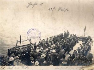 Edinburgh, Schottland. Touristen der Hapag auf einem Tenderboot während der Fahrt auf dem Firth of Forth