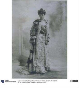 Frau in Kleid und Mantel